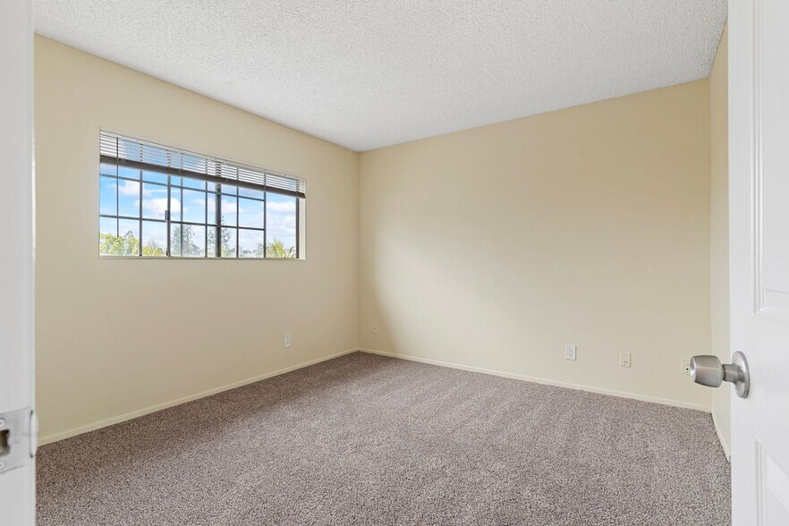 Building Photo - 1070 Loma Ave
