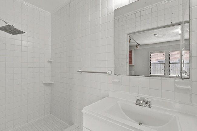 Building Photo - Adorable Montrose Bungaloq