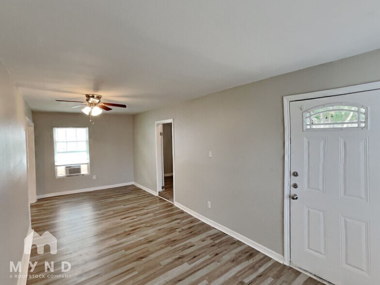 Building Photo - 1914 Roslyn St