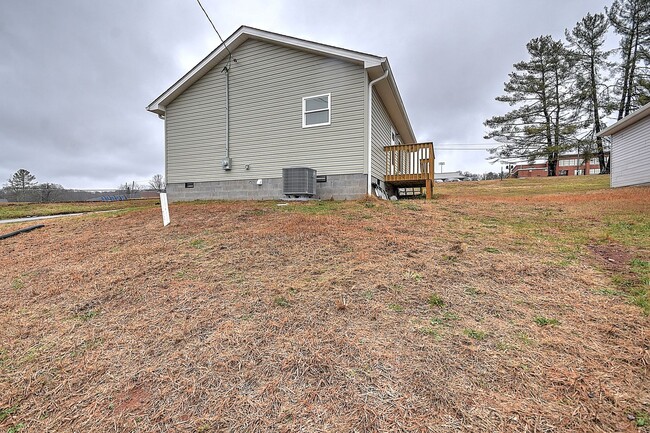 Building Photo - Beautiful 2 Bedroom / 1.5 Bath home Church...