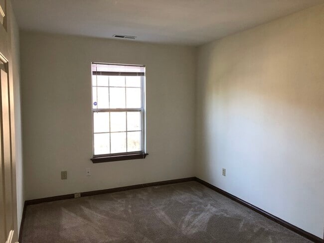 Building Photo - SPACIOUS TOWNHOME IN CENTRAL LOCATION