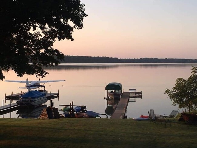 Building Photo - Rare green lake lake home for long term re...