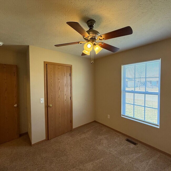 Building Photo - 3 bedroom 2 bath home in Willard School District