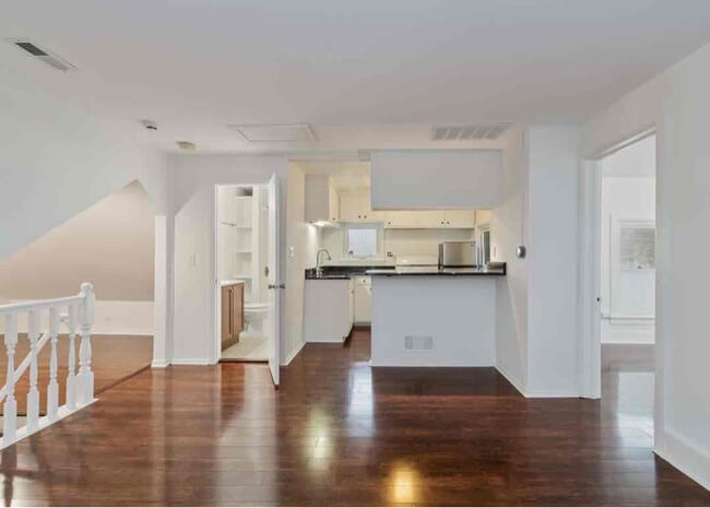 Building Photo - 320 W Main St