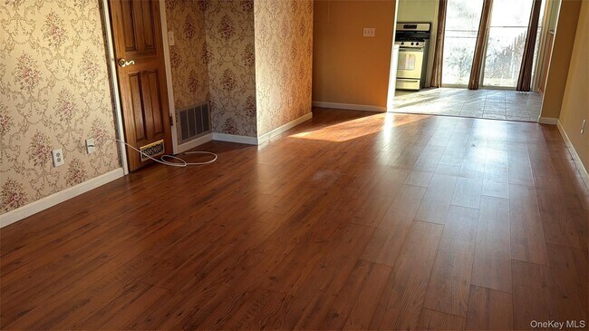 Building Photo - 276 Temple Hill Rd