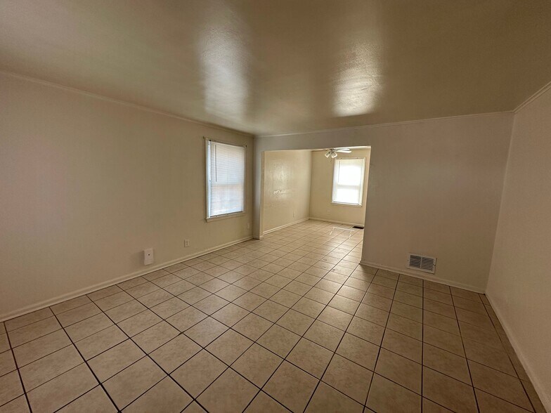 Building Photo - 530 Chelsea Ave