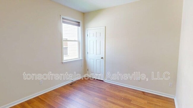 Building Photo - 111 Woodcreek Cir