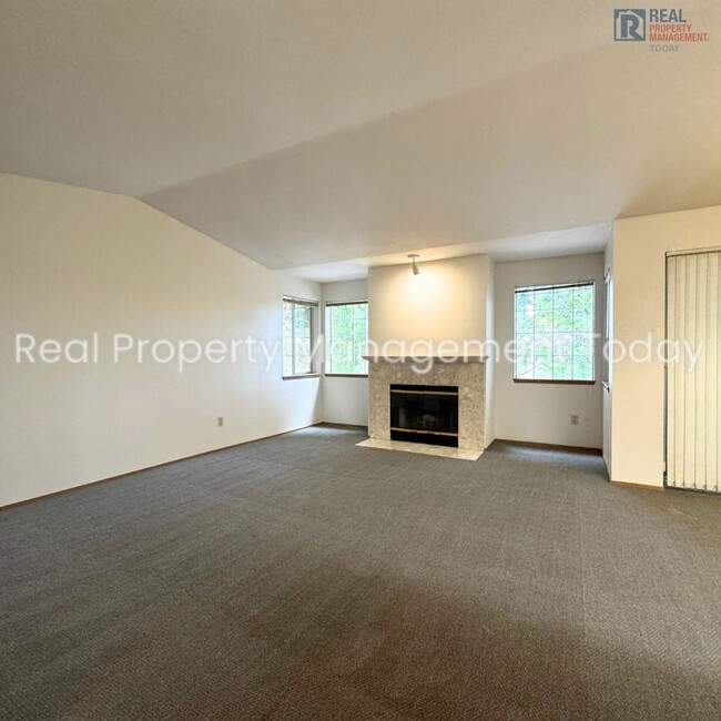 Building Photo - Cozy 3 Bedroom Apartment In Burien!