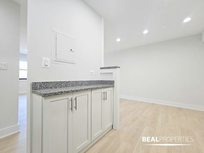 Building Photo - 698 Elm Pl