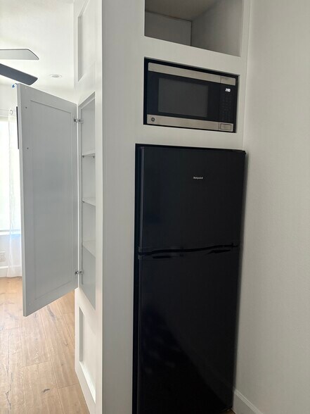 Refrigerator, Oven/Mircowave Oven/Air Fryer Combo - 2175 Calle Ola Verde