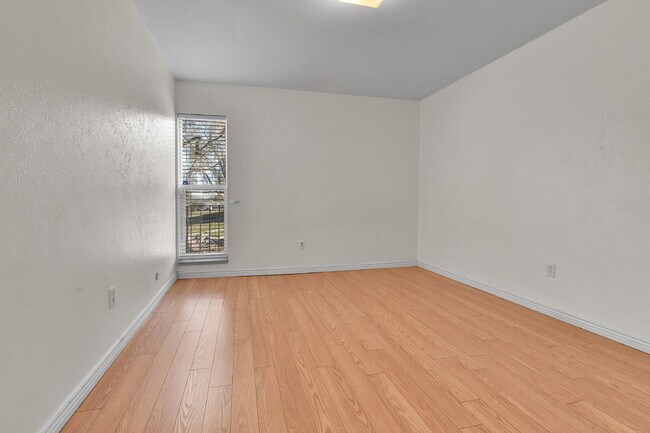 Building Photo - $1,445.00, 2 bed, 1 bath Located in Denver with a washer and dryer + 1/2 off first month rent
