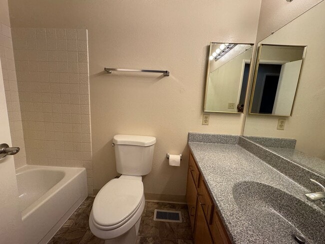 Building Photo - 3 Bed, 2 Bath Home Available NOW in Southeast Reno!