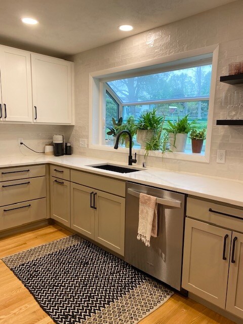 Building Photo - 122 N Kenosha Dr