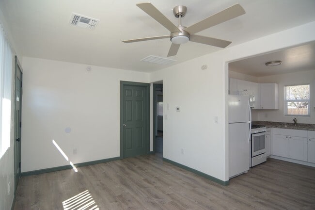 Building Photo - Remodeled 2 Bedroom 1 Bath Duplex! Great Central Tucson Location! 1/2 Month's Rent Free!