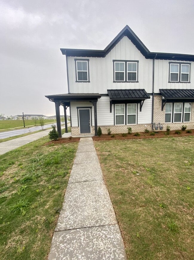Building Photo - End Unit Townhouse in Terraces at Farmington
