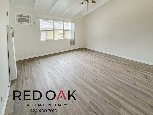 Building Photo - Spacious Studio with High Ceilings, Eat-In...