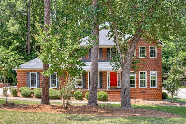 Building Photo - 4 bedroom 3 full bathroom home in heart of...