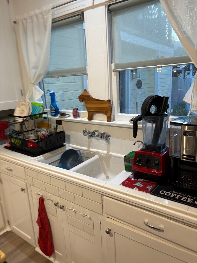 Building Photo - 839 N Orange Dr