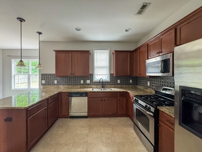 Building Photo - Spacious 4 Bed 2.5 Bath Fayetteville Home