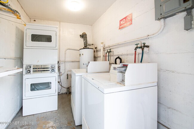 Building Photo - 1217 Park Ave