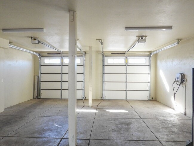 Building Photo - 3 Bedroom 2.5 Bath Home