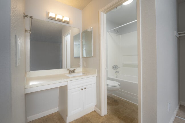 Breakwater, 3 Bed master bath - Breakwater Apartments