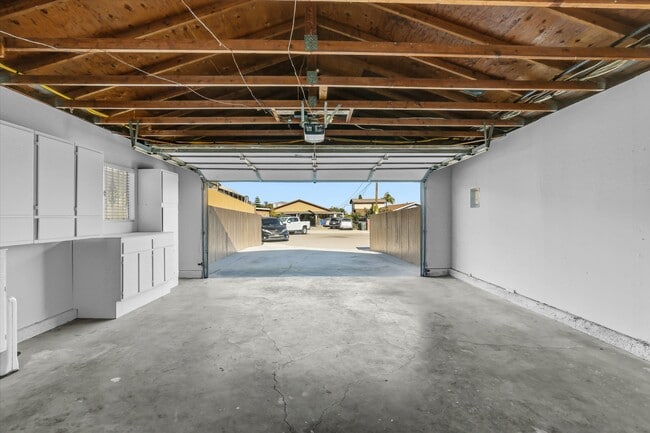 Building Photo - 2040 E 5th St