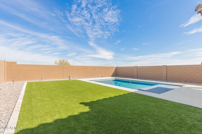 Building Photo - 19740 W Palo Verde Dr