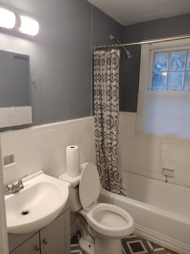 Building Photo - 1403 6th Ave