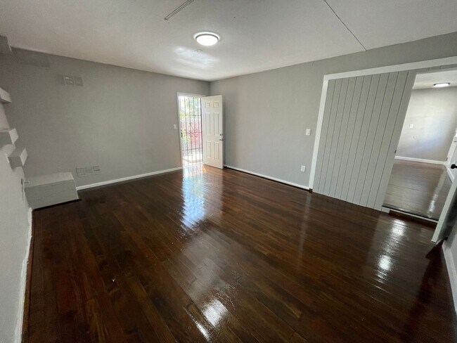 Building Photo - 3018-3020 Maple Ave