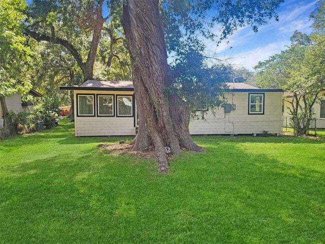 Building Photo - 121 Wisteria St