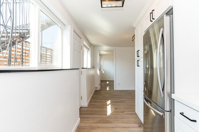 Building Photo - Fantastic 1 bedroom 1 bathroom condo in Queen Anne- Available NOW!