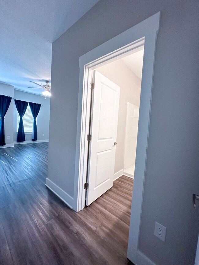 Building Photo - Centrally located townhome in The Verandas