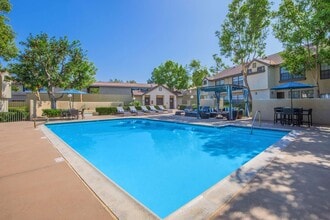 Building Photo - Oak Tree Court Apartment Homes