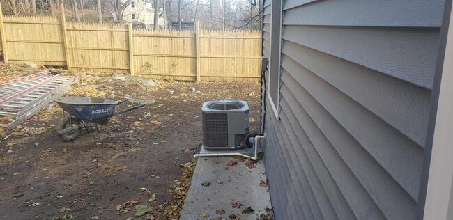 Building Photo - 453 Vineyard Ave