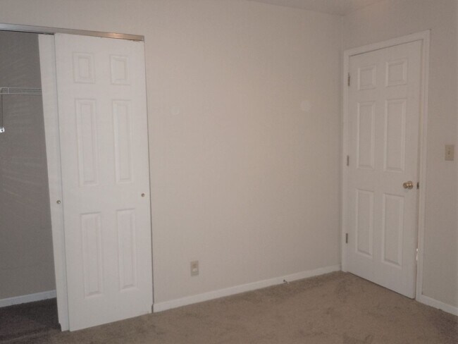 Building Photo - Two Bedroom Duplex with Modern Kitchen, 1 ...