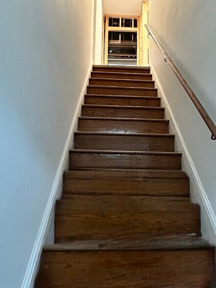 THE BUILDING : Original front hardwood staircase - 328 High St