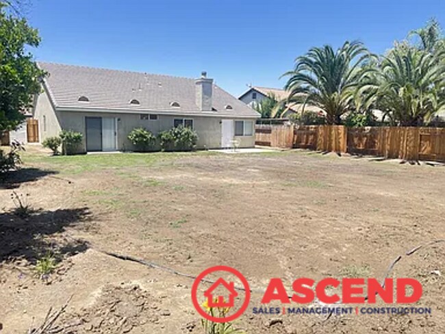 Building Photo - Lovely 3 Bedroom Home Off Stockdale Hwy!