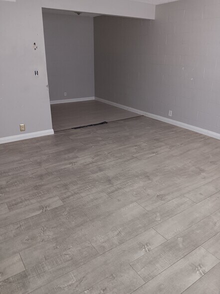Building Photo - 565 S Royal Crest Cir