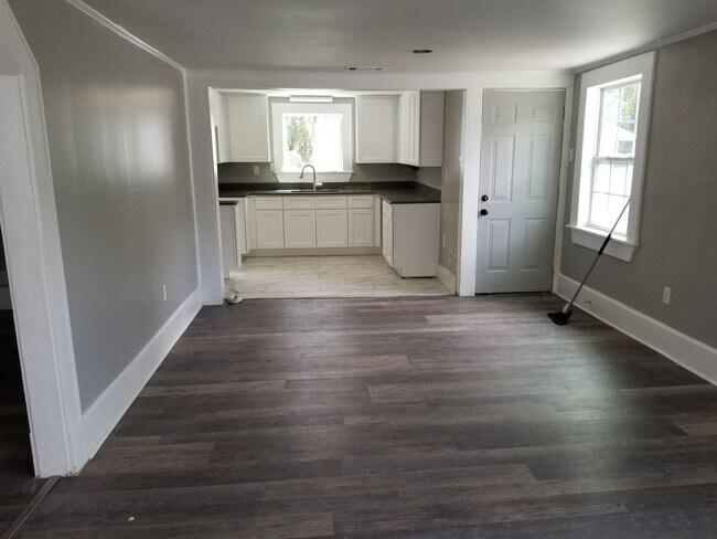 Building Photo - Cozy Home