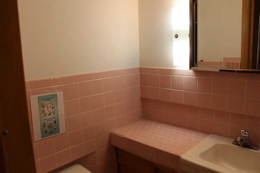 Bathroom - 326 N Washington St