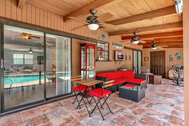 Building Photo - 691 NW Sharpe St