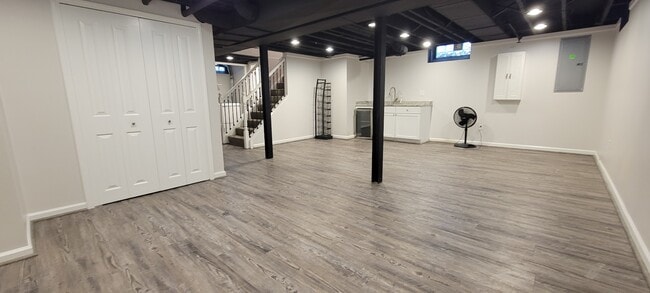 Building Photo - 1866 Lochmoor Blvd