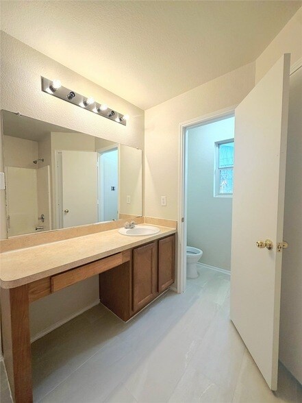 Building Photo - 715 Hallvale Dr