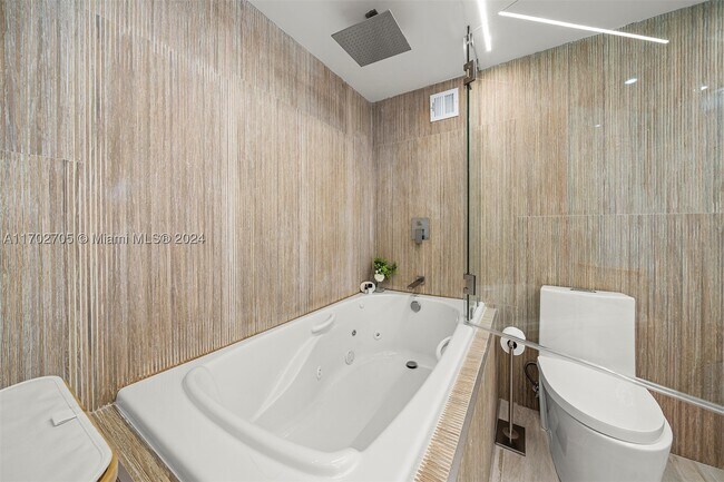Building Photo - 2301 Collins Ave