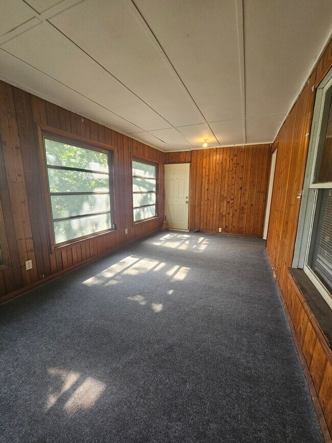 Building Photo - 1603 W 10th St