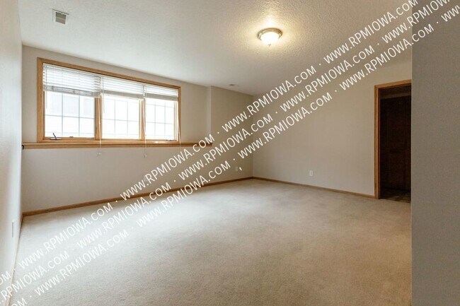 Building Photo - CLOSE TO RACCOON RIVER PARK!! 3 Bed, 2 Bat...