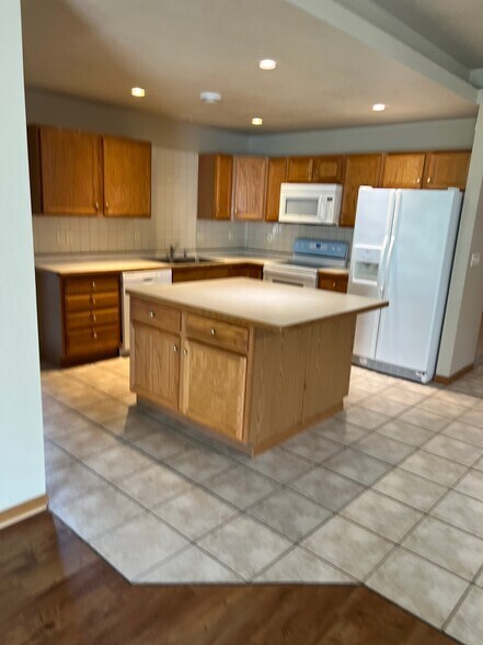 Kitchen - 220 Helen St