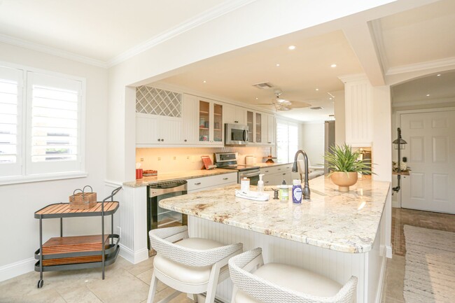 Building Photo - Live the Naples Lifestyle – Elegant 2BR/2B...
