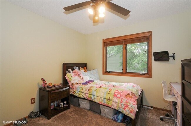 Building Photo - Spacious 5BR Home on Cul-de-Sac – Available June 1